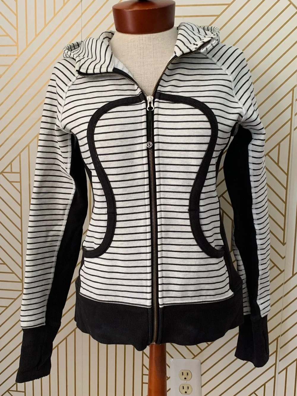 Lululemon Scuba Striped Full Zip Up Hoodie logo front Black & white Size 6